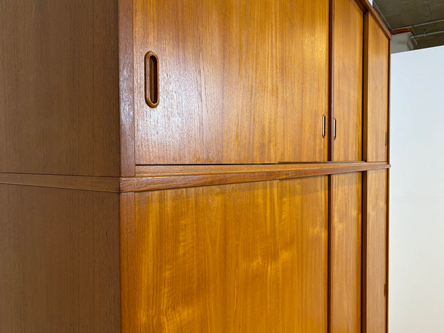WMK # Sehr gut erhaltener großer skandinavischer Mid-Century Kleiderschrank in Teakholz mit Aufsatz und Schiebetüren  # Schrank Schlafzimmerschrank Wäscheschrank Wardrobe Danish Design Vintage Berlin