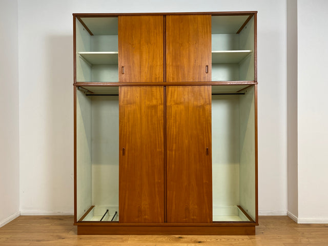 WMK # Sehr gut erhaltener großer skandinavischer Mid-Century Kleiderschrank in Teakholz mit Aufsatz und Schiebetüren  # Schrank Schlafzimmerschrank Wäscheschrank Wardrobe Danish Design Vintage Berlin
