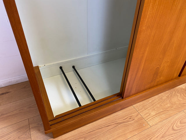 WMK # Sehr gut erhaltener großer skandinavischer Mid-Century Kleiderschrank in Teakholz mit Aufsatz und Schiebetüren  # Schrank Schlafzimmerschrank Wäscheschrank Wardrobe Danish Design Vintage Berlin