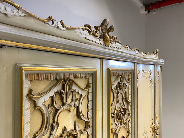 WMK I Das Highlight I Prunkvoller handbemalter und reichverzierter Kleiderschrank im Stile des Rokoko I Italien 1930–1950 I Schrank Schlafzimmerschrank Wardrobe Schlafzimmer Barock Louis-XV Vintage