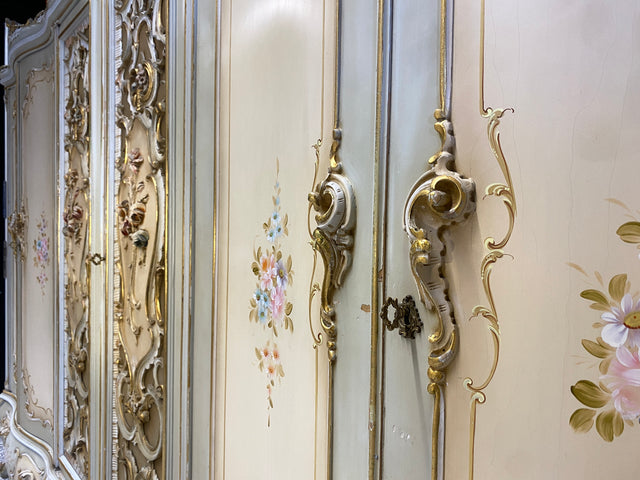 WMK I Das Highlight I Prunkvoller handbemalter und reichverzierter Kleiderschrank im Stile des Rokoko I Italien 1930–1950 I Schrank Schlafzimmerschrank Wardrobe Schlafzimmer Barock Louis-XV Vintage