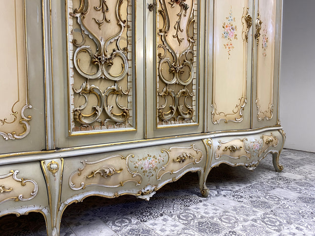 WMK I Das Highlight I Prunkvoller handbemalter und reichverzierter Kleiderschrank im Stile des Rokoko I Italien 1930–1950 I Schrank Schlafzimmerschrank Wardrobe Schlafzimmer Barock Louis-XV Vintage