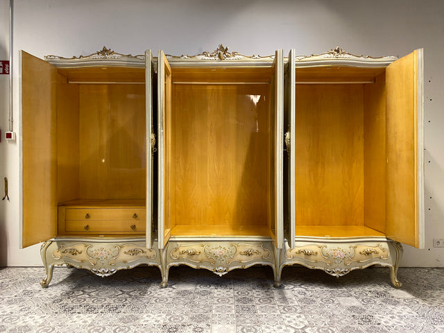 WMK I Das Highlight I Prunkvoller handbemalter und reichverzierter Kleiderschrank im Stile des Rokoko I Italien 1930–1950 I Schrank Schlafzimmerschrank Wardrobe Schlafzimmer Barock Louis-XV Vintage