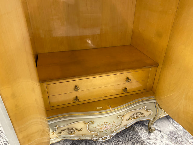 WMK I Das Highlight I Prunkvoller handbemalter und reichverzierter Kleiderschrank im Stile des Rokoko I Italien 1930–1950 I Schrank Schlafzimmerschrank Wardrobe Schlafzimmer Barock Louis-XV Vintage