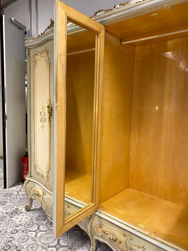 WMK I Das Highlight I Prunkvoller handbemalter und reichverzierter Kleiderschrank im Stile des Rokoko I Italien 1930–1950 I Schrank Schlafzimmerschrank Wardrobe Schlafzimmer Barock Louis-XV Vintage