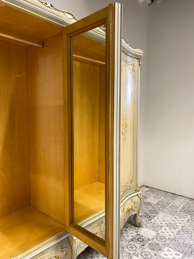 WMK I Das Highlight I Prunkvoller handbemalter und reichverzierter Kleiderschrank im Stile des Rokoko I Italien 1930–1950 I Schrank Schlafzimmerschrank Wardrobe Schlafzimmer Barock Louis-XV Vintage