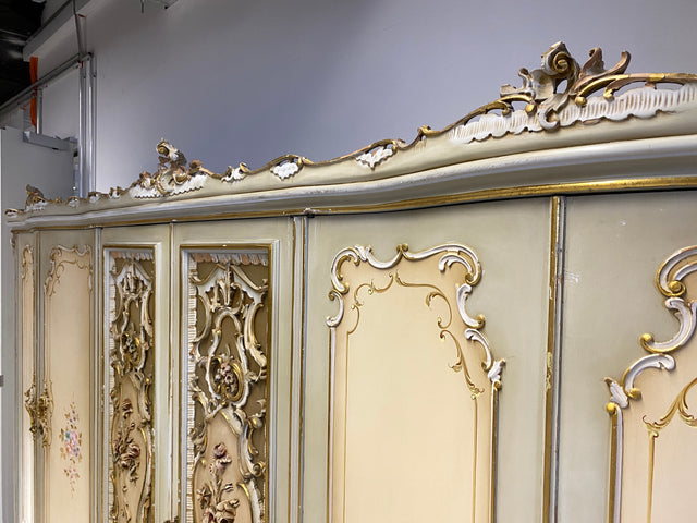 WMK I Das Highlight I Prunkvoller handbemalter und reichverzierter Kleiderschrank im Stile des Rokoko I Italien 1930–1950 I Schrank Schlafzimmerschrank Wardrobe Schlafzimmer Barock Louis-XV Vintage