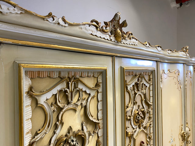 WMK I Das Highlight I Prunkvoller handbemalter und reichverzierter Kleiderschrank im Stile des Rokoko I Italien 1930–1950 I Schrank Schlafzimmerschrank Wardrobe Schlafzimmer Barock Louis-XV Vintage