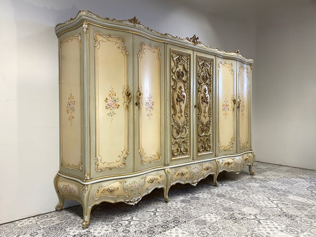 WMK I Das Highlight I Prunkvoller handbemalter und reichverzierter Kleiderschrank im Stile des Rokoko I Italien 1930–1950 I Schrank Schlafzimmerschrank Wardrobe Schlafzimmer Barock Louis-XV Vintage
