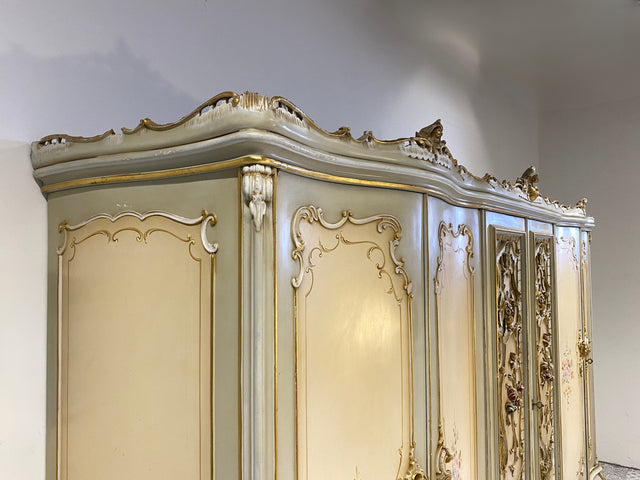 WMK I Das Highlight I Prunkvoller handbemalter und reichverzierter Kleiderschrank im Stile des Rokoko I Italien 1930–1950 I Schrank Schlafzimmerschrank Wardrobe Schlafzimmer Barock Louis-XV Vintage