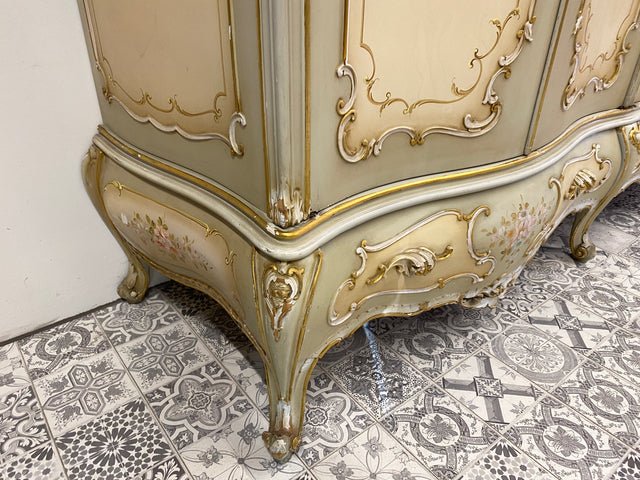 WMK I Das Highlight I Prunkvoller handbemalter und reichverzierter Kleiderschrank im Stile des Rokoko I Italien 1930–1950 I Schrank Schlafzimmerschrank Wardrobe Schlafzimmer Barock Louis-XV Vintage
