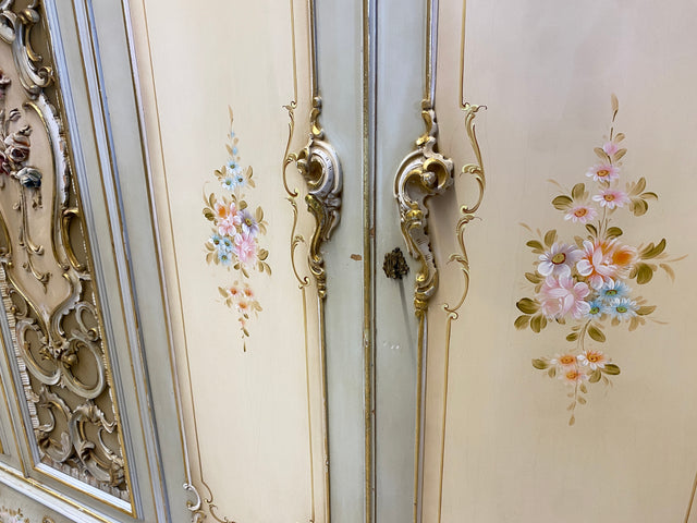 WMK I Das Highlight I Prunkvoller handbemalter und reichverzierter Kleiderschrank im Stile des Rokoko I Italien 1930–1950 I Schrank Schlafzimmerschrank Wardrobe Schlafzimmer Barock Louis-XV Vintage