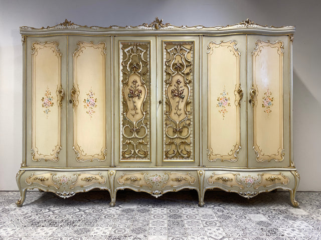 WMK I Das Highlight I Prunkvoller handbemalter und reichverzierter Kleiderschrank im Stile des Rokoko I Italien 1930–1950 I Schrank Schlafzimmerschrank Wardrobe Schlafzimmer Barock Louis-XV Vintage