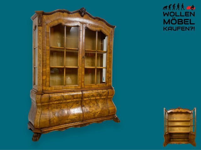 WMK I Imposante handverzierte 60er Jahre Bombé Vitrine in Barock Stil I Vollholz in Walnuss I Wohnzimmervitrine Schrank Glasvitrine Geschirrschrank Stilmöbel Rokoko Louis XV Vintage Berlin Bayern NRW