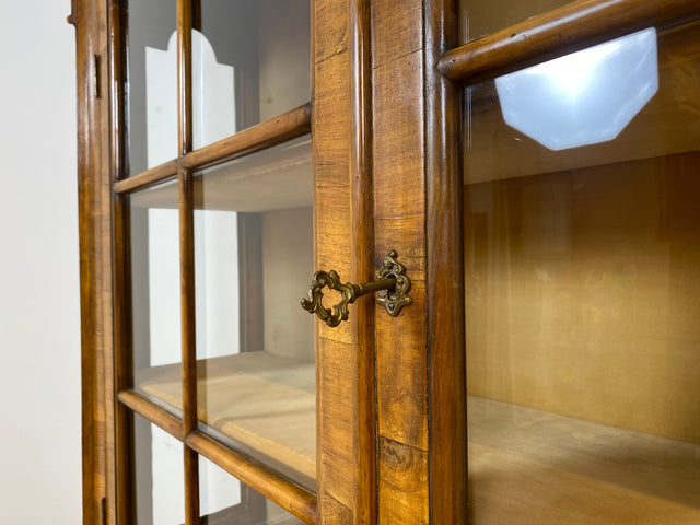 WMK I Imposante handverzierte 60er Jahre Bombé Vitrine in Barock Stil I Vollholz in Walnuss I Wohnzimmervitrine Schrank Glasvitrine Geschirrschrank Stilmöbel Rokoko Louis XV Vintage Berlin Bayern NRW