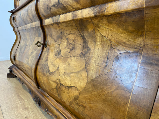 WMK I Imposante handverzierte 60er Jahre Bombé Vitrine in Barock Stil I Vollholz in Walnuss I Wohnzimmervitrine Schrank Glasvitrine Geschirrschrank Stilmöbel Rokoko Louis XV Vintage Berlin Bayern NRW