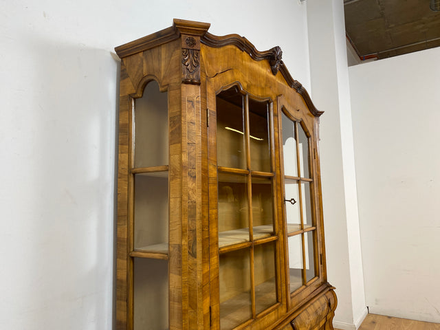 WMK I Imposante handverzierte 60er Jahre Bombé Vitrine in Barock Stil I Vollholz in Walnuss I Wohnzimmervitrine Schrank Glasvitrine Geschirrschrank Stilmöbel Rokoko Louis XV Vintage Berlin Bayern NRW