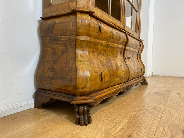 WMK I Imposante handverzierte 60er Jahre Bombé Vitrine in Barock Stil I Vollholz in Walnuss I Wohnzimmervitrine Schrank Glasvitrine Geschirrschrank Stilmöbel Rokoko Louis XV Vintage Berlin Bayern NRW