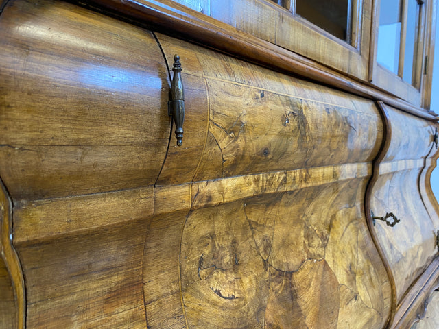 WMK I Imposante handverzierte 60er Jahre Bombé Vitrine in Barock Stil I Vollholz in Walnuss I Wohnzimmervitrine Schrank Glasvitrine Geschirrschrank Stilmöbel Rokoko Louis XV Vintage Berlin Bayern NRW