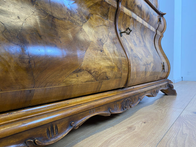 WMK I Imposante handverzierte 60er Jahre Bombé Vitrine in Barock Stil I Vollholz in Walnuss I Wohnzimmervitrine Schrank Glasvitrine Geschirrschrank Stilmöbel Rokoko Louis XV Vintage Berlin Bayern NRW