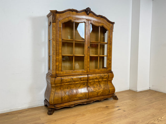 WMK I Imposante handverzierte 60er Jahre Bombé Vitrine in Barock Stil I Vollholz in Walnuss I Wohnzimmervitrine Schrank Glasvitrine Geschirrschrank Stilmöbel Rokoko Louis XV Vintage Berlin Bayern NRW