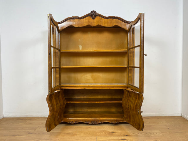 WMK I Imposante handverzierte 60er Jahre Bombé Vitrine in Barock Stil I Vollholz in Walnuss I Wohnzimmervitrine Schrank Glasvitrine Geschirrschrank Stilmöbel Rokoko Louis XV Vintage Berlin Bayern NRW