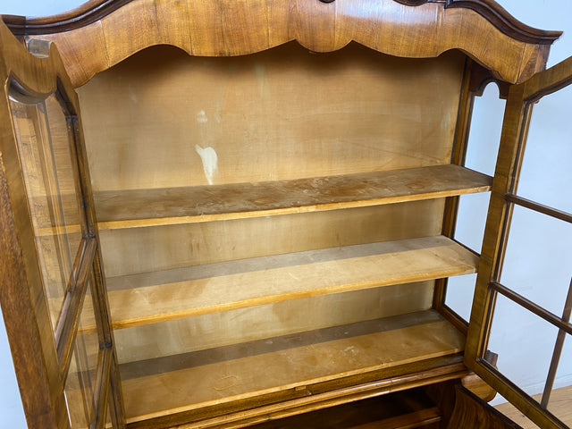 WMK I Imposante handverzierte 60er Jahre Bombé Vitrine in Barock Stil I Vollholz in Walnuss I Wohnzimmervitrine Schrank Glasvitrine Geschirrschrank Stilmöbel Rokoko Louis XV Vintage Berlin Bayern NRW