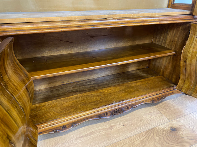 WMK I Imposante handverzierte 60er Jahre Bombé Vitrine in Barock Stil I Vollholz in Walnuss I Wohnzimmervitrine Schrank Glasvitrine Geschirrschrank Stilmöbel Rokoko Louis XV Vintage Berlin Bayern NRW