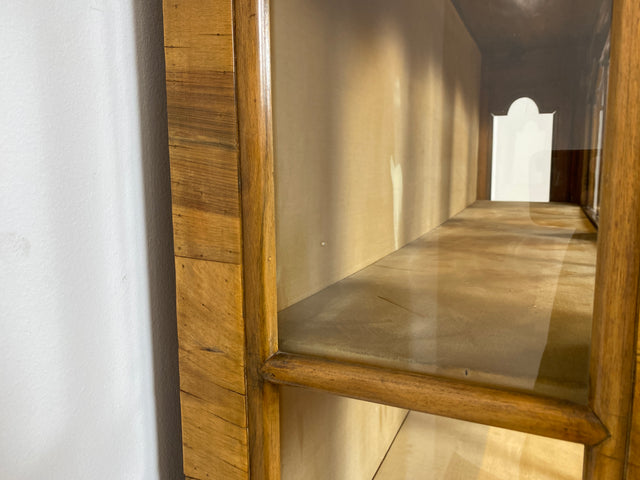 WMK I Imposante handverzierte 60er Jahre Bombé Vitrine in Barock Stil I Vollholz in Walnuss I Wohnzimmervitrine Schrank Glasvitrine Geschirrschrank Stilmöbel Rokoko Louis XV Vintage Berlin Bayern NRW