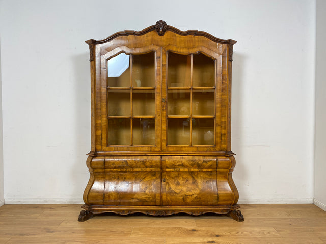 WMK I Imposante handverzierte 60er Jahre Bombé Vitrine in Barock Stil I Vollholz in Walnuss I Wohnzimmervitrine Schrank Glasvitrine Geschirrschrank Stilmöbel Rokoko Louis XV Vintage Berlin Bayern NRW