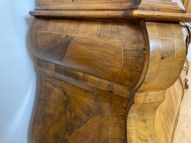 WMK I Imposante handverzierte 60er Jahre Bombé Vitrine in Barock Stil I Vollholz in Walnuss I Wohnzimmervitrine Schrank Glasvitrine Geschirrschrank Stilmöbel Rokoko Louis XV Vintage Berlin Bayern NRW