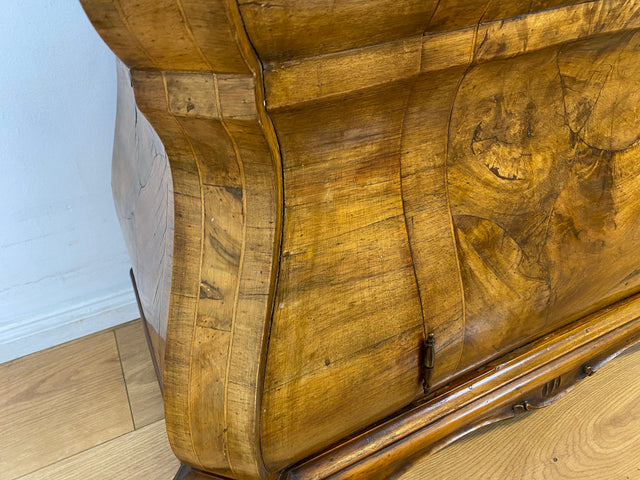 WMK I Imposante handverzierte 60er Jahre Bombé Vitrine in Barock Stil I Vollholz in Walnuss I Wohnzimmervitrine Schrank Glasvitrine Geschirrschrank Stilmöbel Rokoko Louis XV Vintage Berlin Bayern NRW