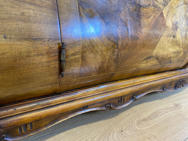 WMK I Imposante handverzierte 60er Jahre Bombé Vitrine in Barock Stil I Vollholz in Walnuss I Wohnzimmervitrine Schrank Glasvitrine Geschirrschrank Stilmöbel Rokoko Louis XV Vintage Berlin Bayern NRW