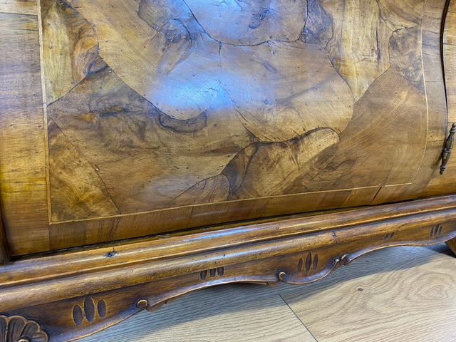 WMK I Imposante handverzierte 60er Jahre Bombé Vitrine in Barock Stil I Vollholz in Walnuss I Wohnzimmervitrine Schrank Glasvitrine Geschirrschrank Stilmöbel Rokoko Louis XV Vintage Berlin Bayern NRW