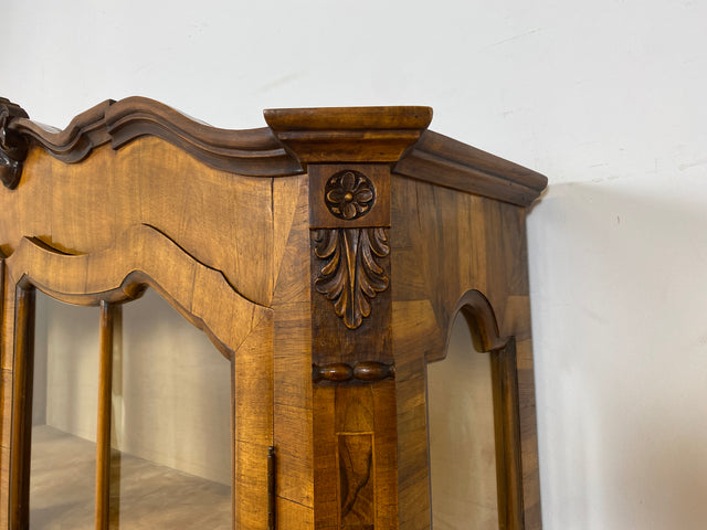 WMK I Imposante handverzierte 60er Jahre Bombé Vitrine in Barock Stil I Vollholz in Walnuss I Wohnzimmervitrine Schrank Glasvitrine Geschirrschrank Stilmöbel Rokoko Louis XV Vintage Berlin Bayern NRW