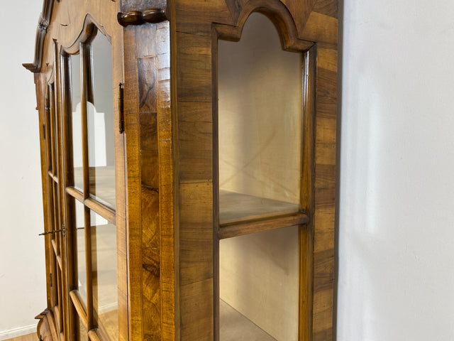 WMK I Imposante handverzierte 60er Jahre Bombé Vitrine in Barock Stil I Vollholz in Walnuss I Wohnzimmervitrine Schrank Glasvitrine Geschirrschrank Stilmöbel Rokoko Louis XV Vintage Berlin Bayern NRW