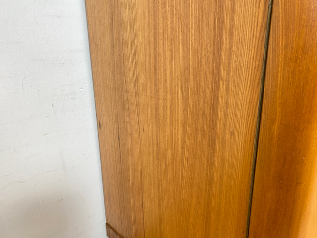 WMK I Besonders schöner heller 30er Jahre Art Deco Kleiderschrank aus vollem Holz I zweitüriger Schrank Wäscheschrank Schlafzimmerschrank Wardrobe Mid-Century Vintage Berlin Hessen Schwerin München