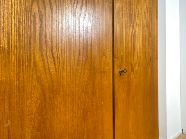 WMK I Besonders schöner heller 30er Jahre Art Deco Kleiderschrank aus vollem Holz I zweitüriger Schrank Wäscheschrank Schlafzimmerschrank Wardrobe Mid-Century Vintage Berlin Hessen Schwerin München