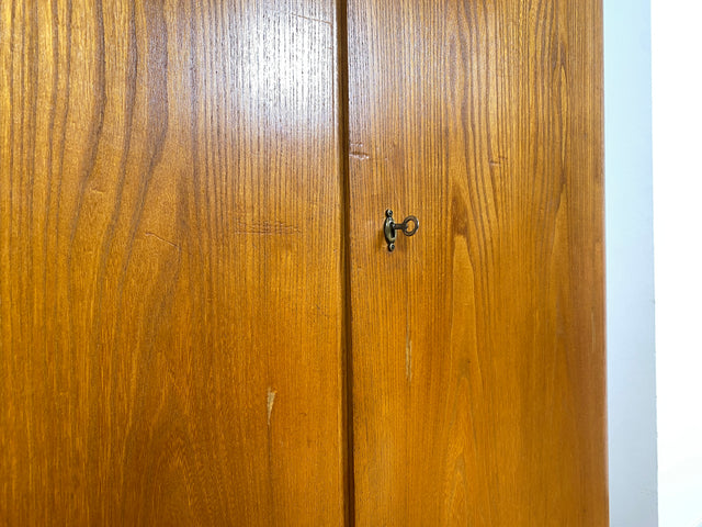 WMK I Besonders schöner heller 30er Jahre Art Deco Kleiderschrank aus vollem Holz I zweitüriger Schrank Wäscheschrank Schlafzimmerschrank Wardrobe Mid-Century Vintage Berlin Hessen Schwerin München