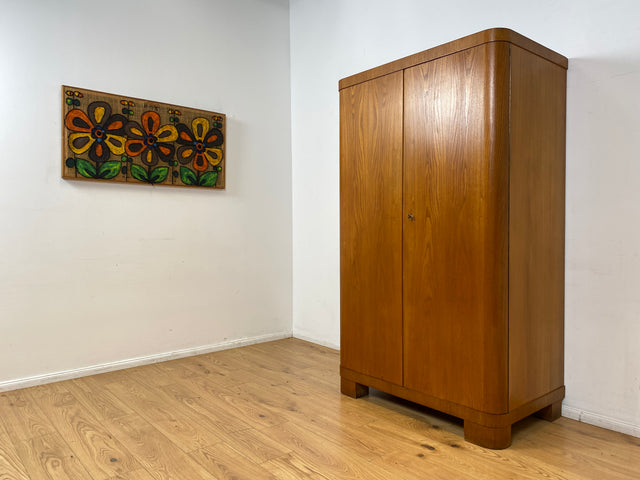WMK I Besonders schöner heller 30er Jahre Art Deco Kleiderschrank aus vollem Holz I zweitüriger Schrank Wäscheschrank Schlafzimmerschrank Wardrobe Mid-Century Vintage Berlin Hessen Schwerin München