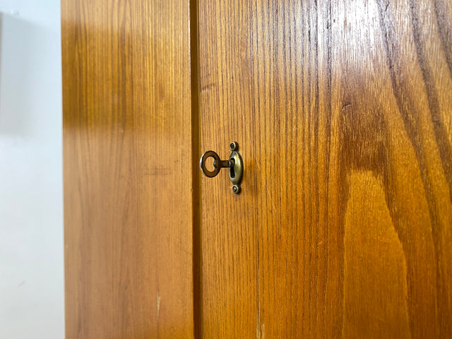 WMK I Besonders schöner heller 30er Jahre Art Deco Kleiderschrank aus vollem Holz I zweitüriger Schrank Wäscheschrank Schlafzimmerschrank Wardrobe Mid-Century Vintage Berlin Hessen Schwerin München