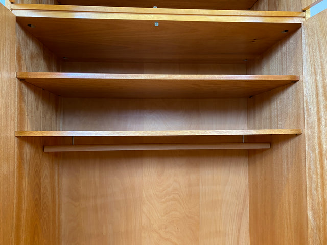 Das Glanzstück I Geräumiger heller 60er Jahre Kleiderschrank mit Aufsatz