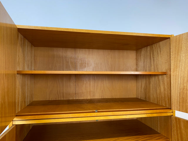 Das Glanzstück I Geräumiger heller 60er Jahre Kleiderschrank mit Aufsatz