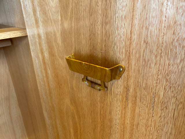 Das Glanzstück I Geräumiger heller 60er Jahre Kleiderschrank mit Aufsatz