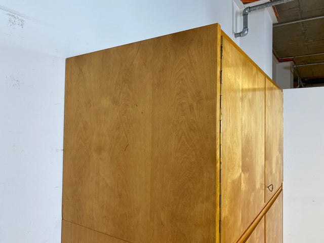 Das Glanzstück I Geräumiger heller 60er Jahre Kleiderschrank mit Aufsatz