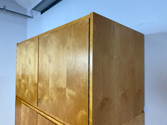 Das Glanzstück I Geräumiger heller 60er Jahre Kleiderschrank mit Aufsatz