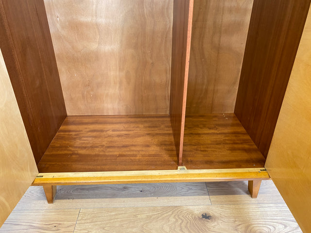 WMK Hochwertiger, stilvoller & sehr gut erhaltener heller 60er Jahre Mid-Century Kleiderschrank aus vollem Holz # Schrank Schlafzimmerschrank Flurschrank Garderobe Wäscheschrank Wardrobe Vintage 50er