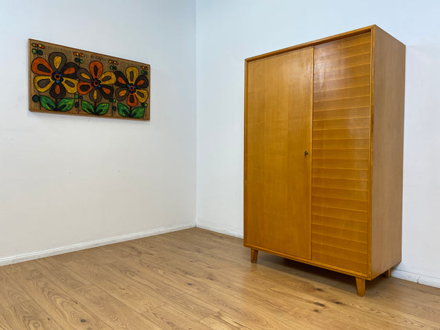WMK Hochwertiger, stilvoller & sehr gut erhaltener heller 60er Jahre Mid-Century Kleiderschrank aus vollem Holz # Schrank Schlafzimmerschrank Flurschrank Garderobe Wäscheschrank Wardrobe Vintage 50er