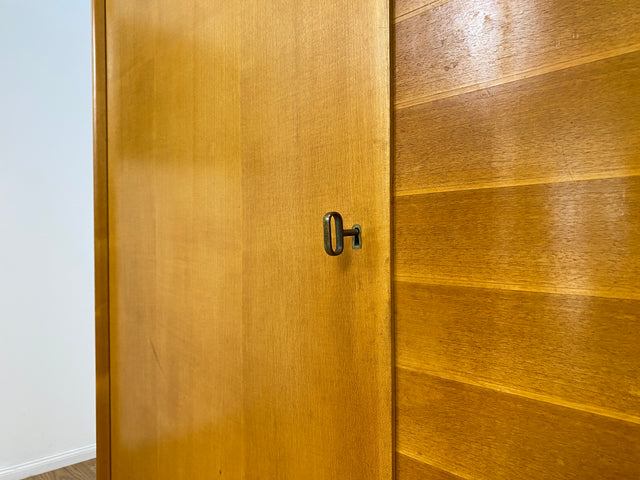WMK Hochwertiger, stilvoller & sehr gut erhaltener heller 60er Jahre Mid-Century Kleiderschrank aus vollem Holz # Schrank Schlafzimmerschrank Flurschrank Garderobe Wäscheschrank Wardrobe Vintage 50er