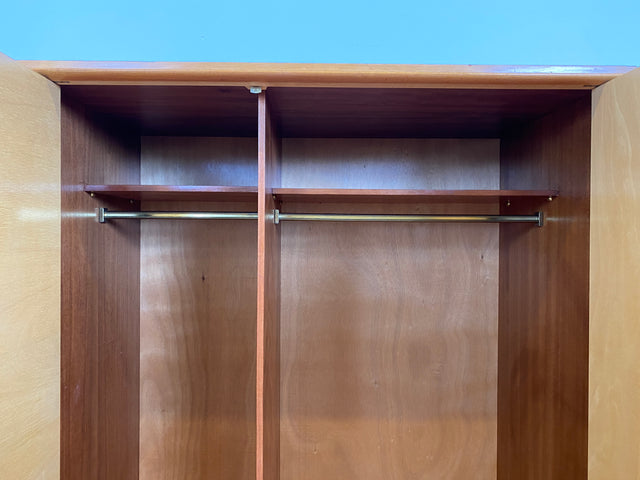 WMK Hochwertiger, stilvoller & sehr gut erhaltener heller 60er Jahre Mid-Century Kleiderschrank aus vollem Holz # Schrank Schlafzimmerschrank Flurschrank Garderobe Wäscheschrank Wardrobe Vintage 50er